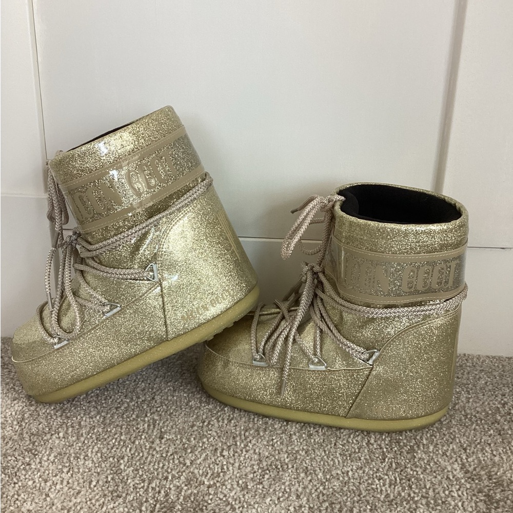 Moon Boot Low Icon Glitter Snow Boot Gold Moon Boots
Glitter Gold Boots Short - Picture 4 of 12